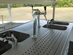 2-Ausschankwagen mit Zapfanlage (4 Leitungen) sowie Trocken-Durchlaufkühler.