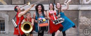 1-DAMEN-Marching-Actionband!
Ladies-Brassband! Viel Spass!
