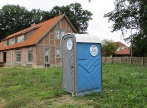 1-STANDARD MIETTOILETTE FÜR IHRE VERANSTALTUNG MIT DESINFEKTIONSSPENDER