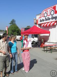 Ballonmodellage im lustigen rot weiß gestreiften Kostüm