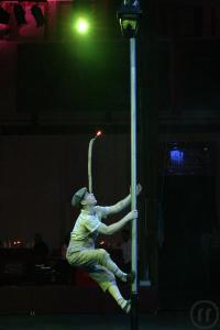 4-Der Laternenanzünder - Akrobatikshow - Künstlerische Show - Akrobatik