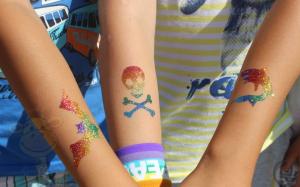 1-Airbrush- und Glitzer Tattoos - Kindergeburstag