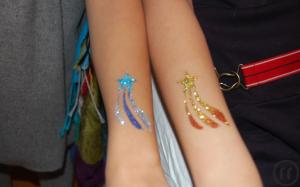 3-Airbrush- und Glitzer Tattoos - Kindergeburstag