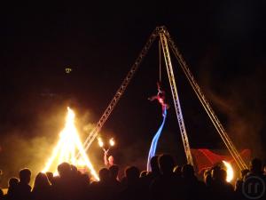 4-FEUERSHOW & romantische ARTISTIK bis in 8m Höhe: Eine einmalige Show aus Feuer, Licht un...