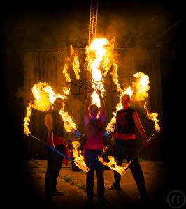 Atemberaubende Artistik-Feuershow, mit Luftartistik in bis zu 8m Höhe!