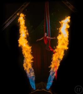 2-Atemberaubende Artistik-Feuershow, mit Luftartistik in bis zu 8m Höhe!