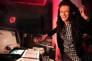 DJ Celia - Partys - Hochzeiten - Themenabende