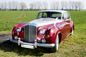 1-Bentley S1 Baujahr 1956
Bauzeit: 1952-1958
Motor: 6 Zylinder Reihe
Hubraum: 4887 ccm
Vergaser: 2