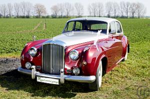 1-Bentley S1 Baujahr 1956
Bauzeit: 1952-1958
Motor: 6 Zylinder Reihe
Hubraum: 4887 ccm
Vergaser: 2