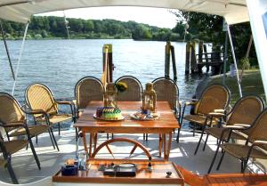 6-EVENTSchiff in BERLIN Wannsee + Potsdam - Private Rundfahrt - Sightseeing - Ab 2 bis 25 Pers.