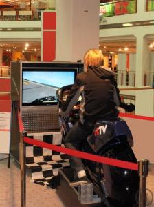 3-PAKET Motorrad Simulator + Rennwagen Fahrsimulator - F1 Simulator - Doppel Rennsimulation - Mieten