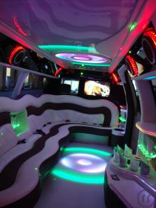 4-Oldtimer: Imperial, Excalibur als Hochzeitsauto
Hummer 2-Stretchlimousine in weiß