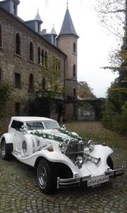 4-Hochzeitsauto -Oldtimer: Excalibur in weiß Cabrio ---Imperial in weiß mit verdeck.