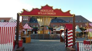 1-Jahrmarkt der Jahrhundertwende Litfaßsäule Drehorgelspieler Zuckerwatte Hau den Lukas ...