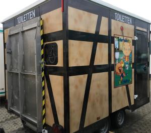 1-Mobile Sanitäranlage mit rollstuhlgerechtem Toilettenraum und separatem Kinderraum