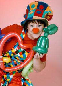 1-Zauberclown Yvonne kommt auf jedes Fest und begeistert das junge Puplikum!