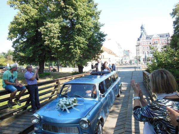 3-Trabi Limousine Hochzeitstrabant, Stretchtrabi Hochzeitsauto, Trabant Oldtimer für Ihre Hoch...