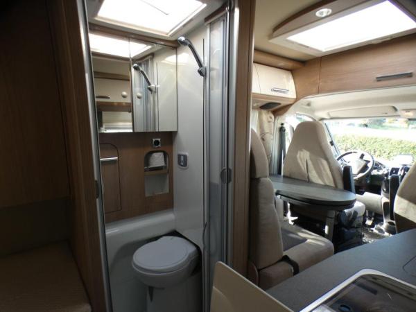 4-Malibu Van 600 LE, Wohnmobil mit Längsbett, Modell 2019, inkl. Camping-Möbel