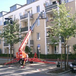 2-Anhängerbühne mit 18 m Arbeitshöhe