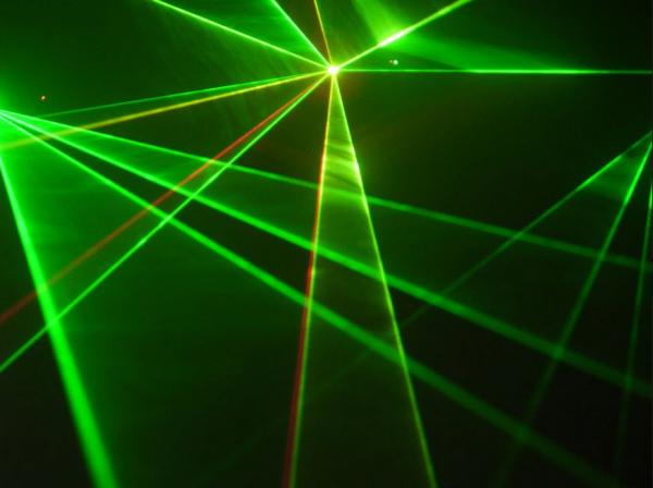 1-Lasershow mit 3 Projektoren und Live Operator