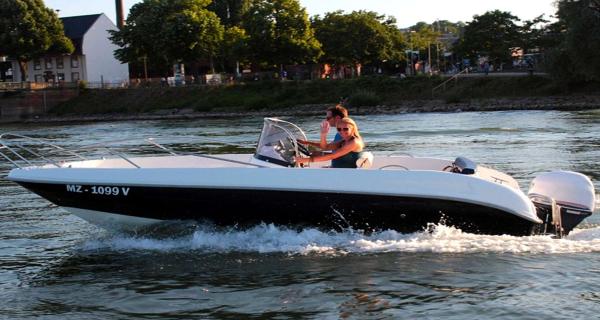 selber Sportboot fahren auf dem Rhein