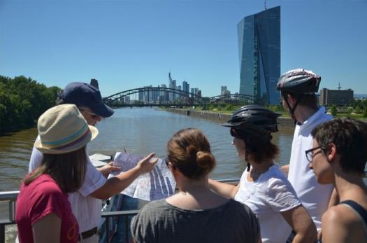 2-Radtour Frankfurt: Stadtführung per Fahrrad zu Skyline, Goethe, und Apfelwein