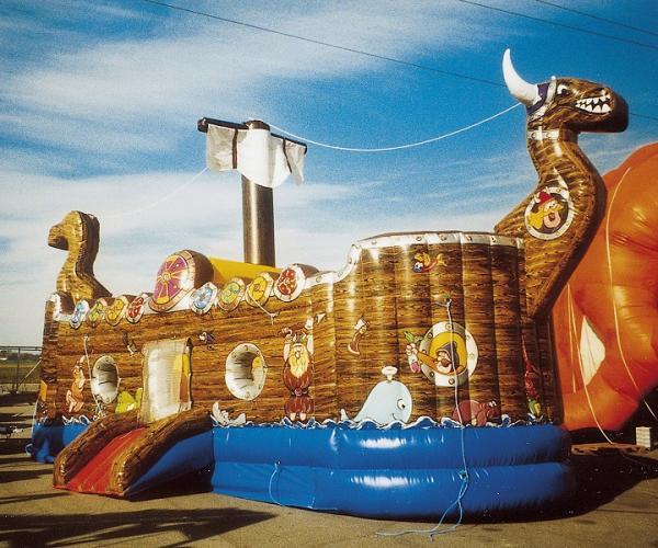 Piratenschiff im Wikingerschiff-Look. Riesige Hüpfburg mit Seegang.