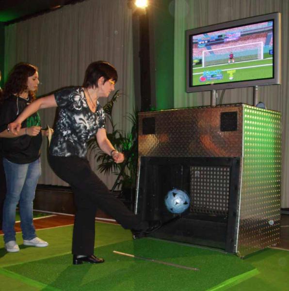 4-Virtual Goalkeeper der Interaktive Freistoß Simulator; Fußball Simulator mit echten Ball
