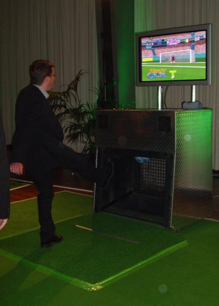 5-Virtual Goalkeeper der Interaktive Freistoß Simulator; Fußball Simulator mit echten Ball