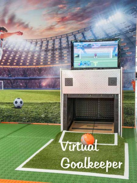 1-Interaktiver Fußball Simulator mit echtem Spielball. Fussball Simulator, Messen, Events.