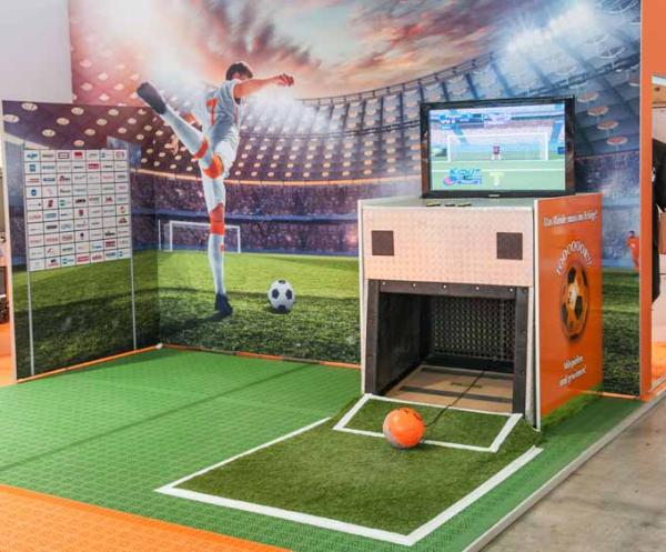 2-Interaktiver Fußball Simulator mit echtem Spielball. Fussball Simulator, Messen, Events.