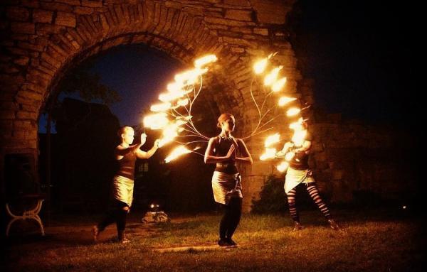 Einzigartige Feuershow für die Region Stuttgart als Einzel - oder Paarshow 15 bis 25 Min. buchen.