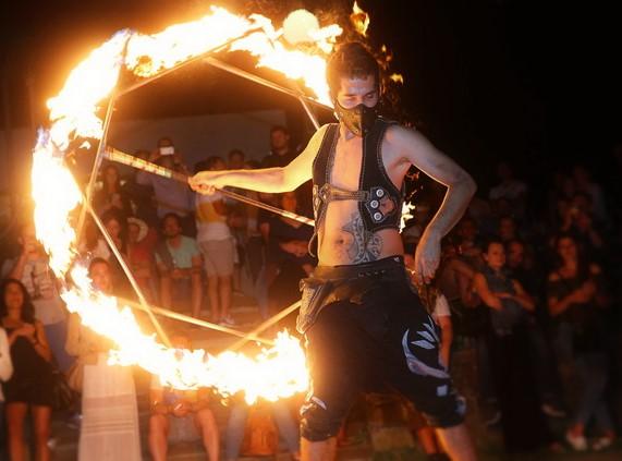 3-Einzigartige Feuershow für die Region Stuttgart als Einzel - oder Paarshow 15 bis 25 Min. bu...