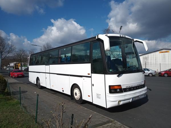 50er Reisebus mit Fahrer ab Düsseldorf zu vermieten. Jetzt kostenlose Anfrage für Ihre Fahrt starten