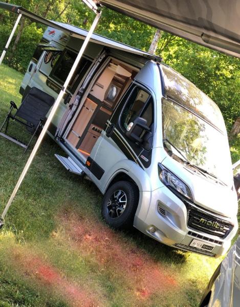 2-Malibu Van Charming GT 640, Wohnmobil mit Längsbett, Model 2020, inkl. Camping-Möbel, W...