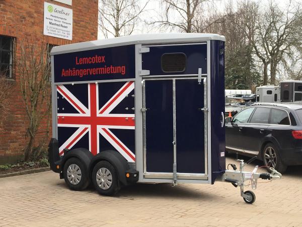 1-Ifor William 1,5er Pferdeanhänger Union Jack mit Frontausstieg Kamera Einstreu Shetty-Stange