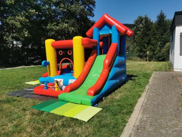 2-Hüpfburg "Playland" - Kleinkinder Hüpfburg mit Rutsche und Bällebad