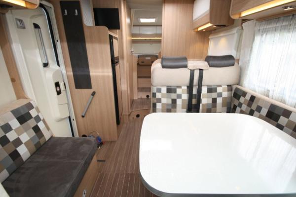 4-Wohnmobil Teilintegriert mit Garage Sunlight T68