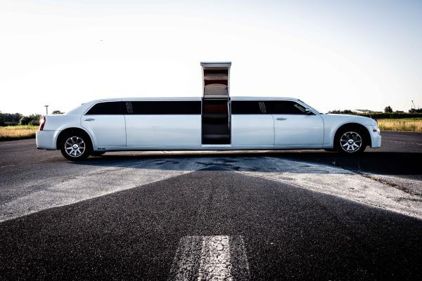 6-Jetdoor Stretchlimousine mit automatischer Flügeltür