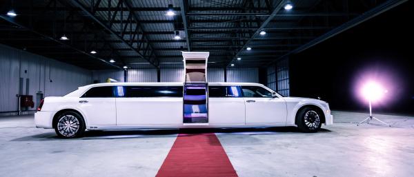 2-Jetdoor Stretchlimousine mit automatischer Flügeltür