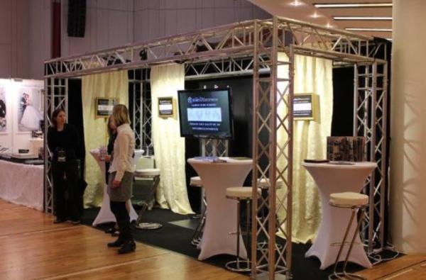 2-Messestand aus 4 Punkt Traverse