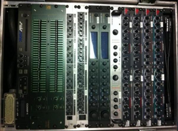Side Rack mit Compressoren dbx und tc elektronik multieffekt Geräten