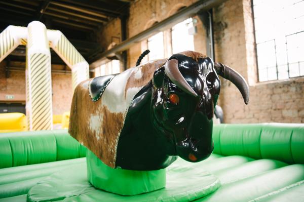 Bull Riding, Rodeo Reiten, Surfing Simulator, Flaschen Reiten, Rentier Reiten