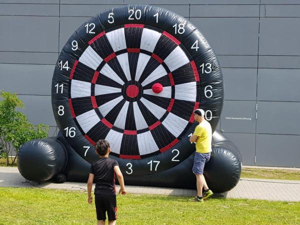 Die ganz neue Art Dart zu spielen unser XXXL Fussballdart auf 6 Meter Durchmesser