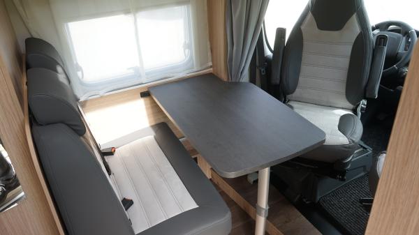 3-Wohnmobil Sunlight Van 60 Adventure-Edition mit 5,99 Metern Länge für bis zu 2 Personen.