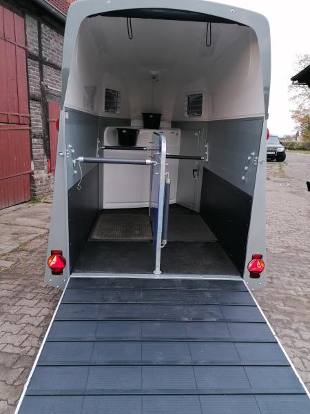 3-2er Humbaur Alu-Pferdeanhänger mit Sattelkammer, Futtertrog, Windschott,