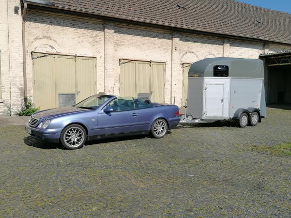2er Humbaur Alu-Pferdeanhänger mit Sattelkammer, Futtertrog, Windschott,