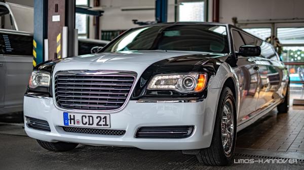 6-Chrysler 300C weiß Stretchlimousine JETDOOR neues Modell