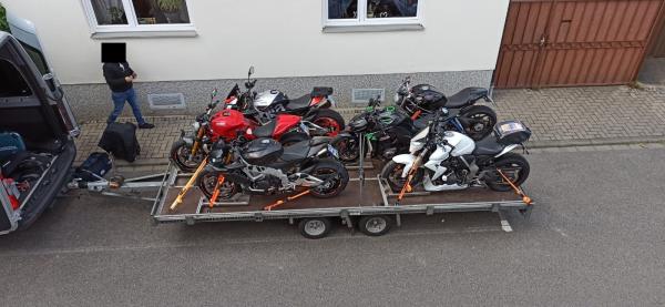 Motorradanhänger für bis zu 6 Motorräder mit Auffahrrampen mit zulässigem Gesamtgewicht von 3.000 kg