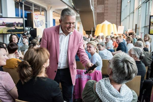 2-Professionell, charmant und humorvoll verspricht Frank Katzmarek die perfekte Moderation.